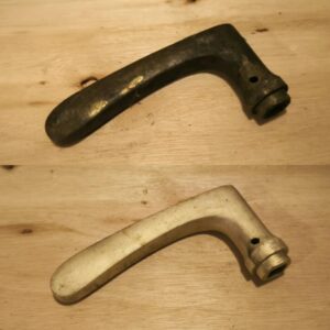 Bronzová klika vyčištěná laserem, before and after, door handle